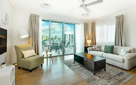 Cairns Lookout - Waterfront Views With Pools & Gym